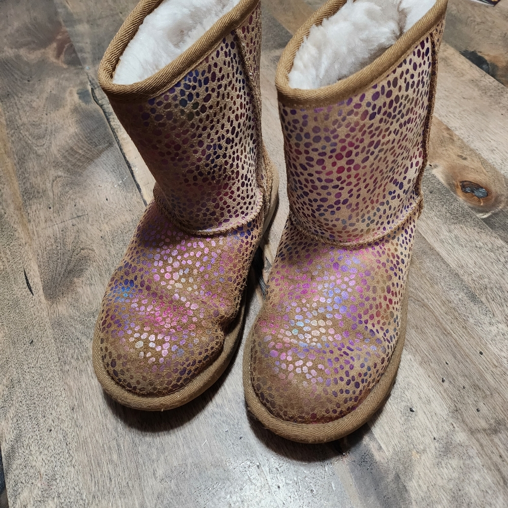 Preowned ugg tan and iridescent spots girls size 4